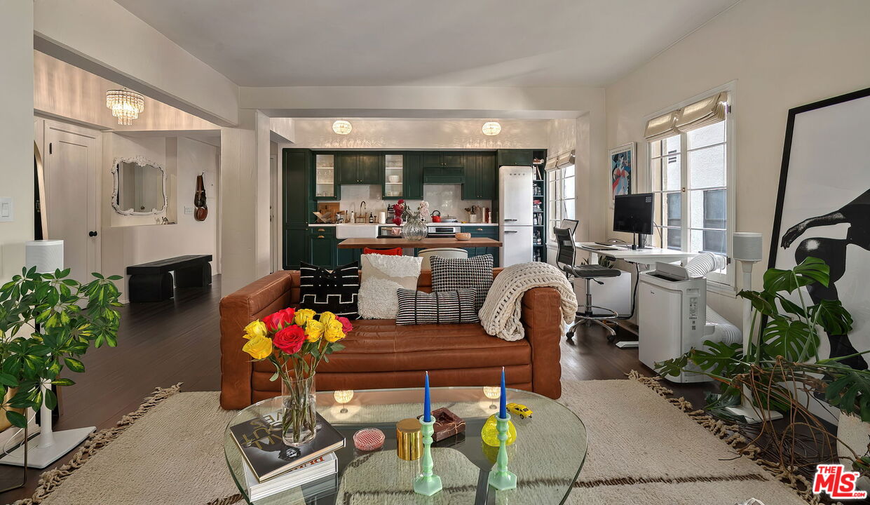 109 N Sycamore Ave Unit: 204