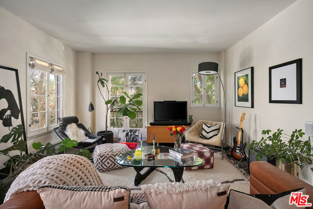 109 N Sycamore Ave Unit: 204