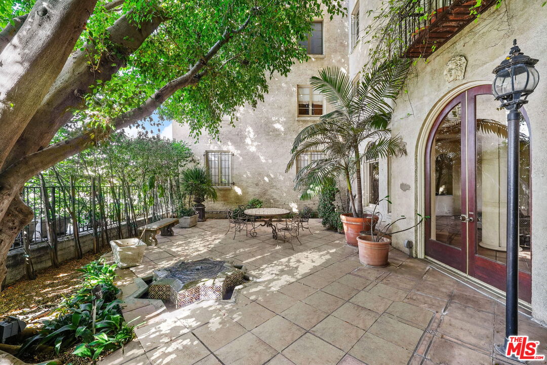 109 N Sycamore Ave Unit: 204