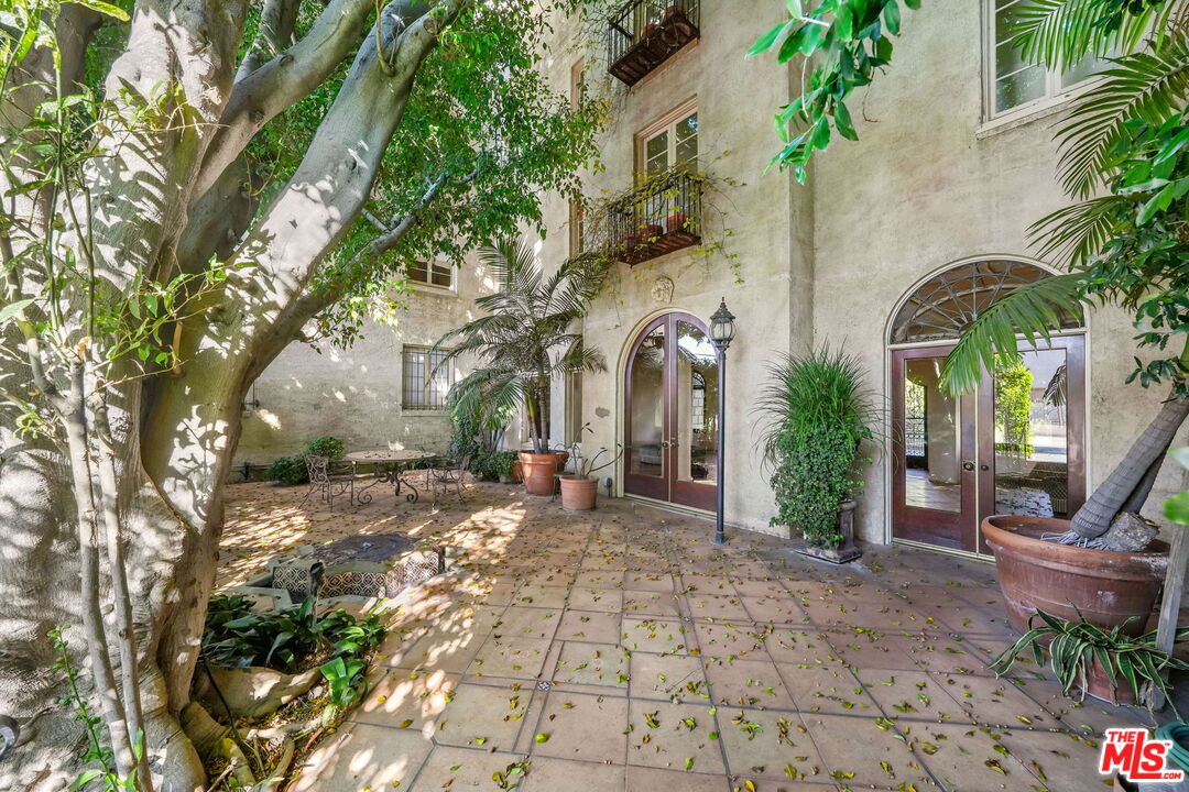 109 N Sycamore Ave Unit: 204