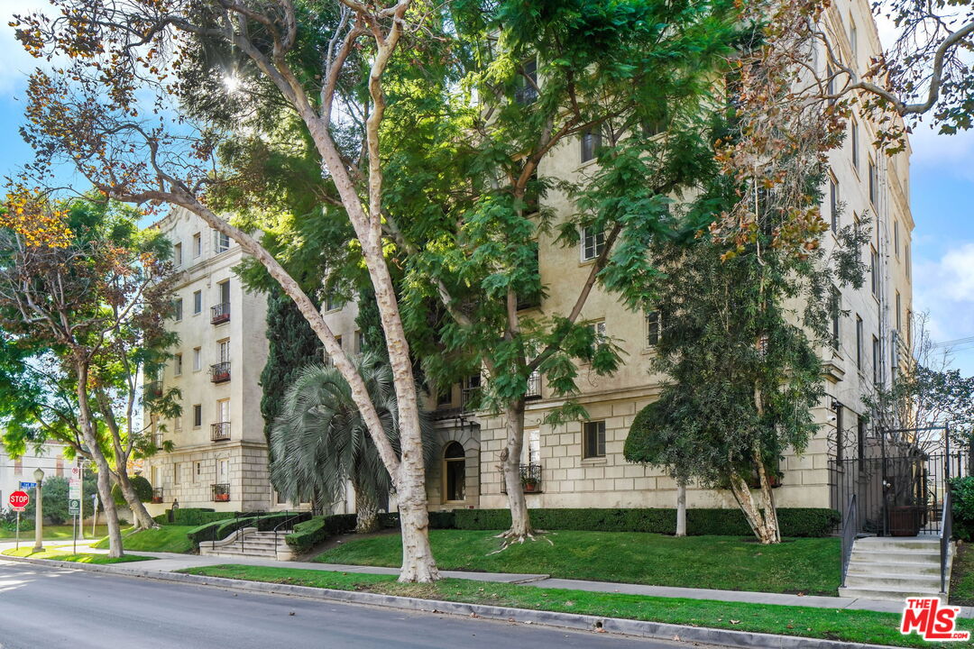 109 N Sycamore Ave Unit: 204