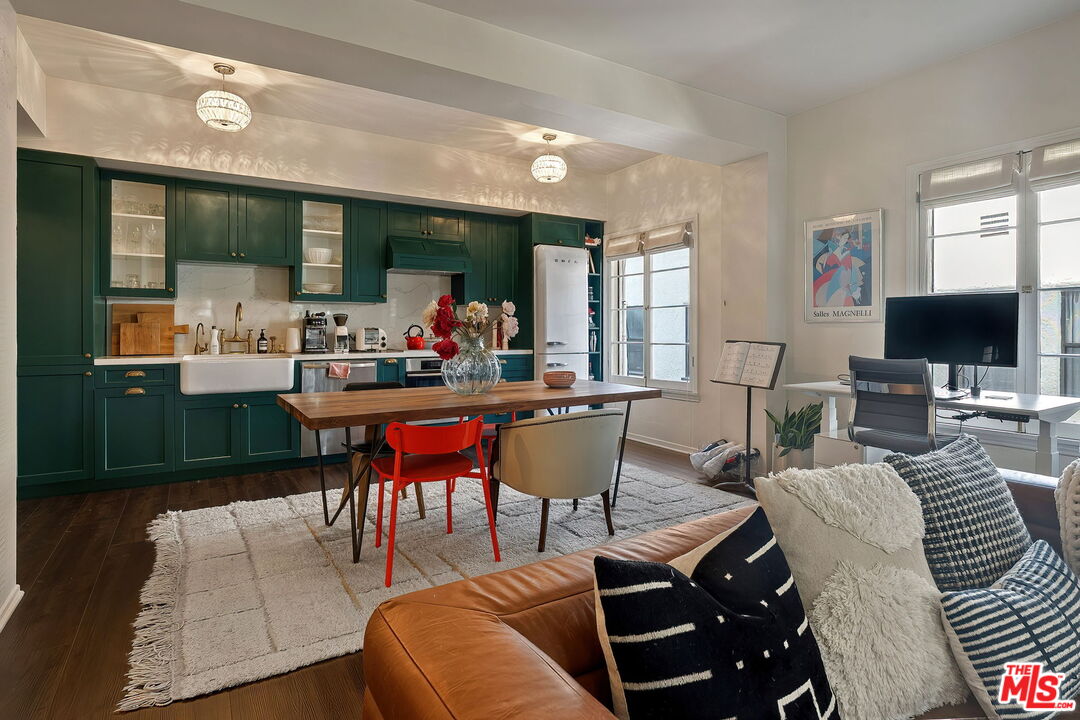 109 N Sycamore Ave Unit: 204