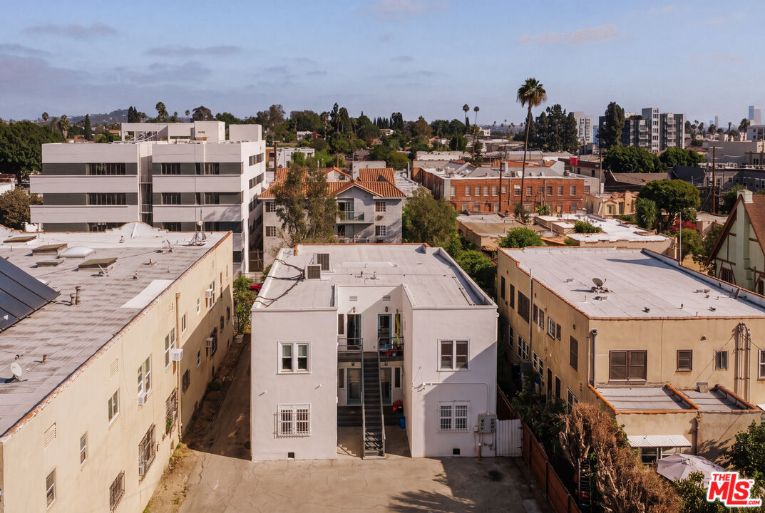 743 N Manhattan Pl