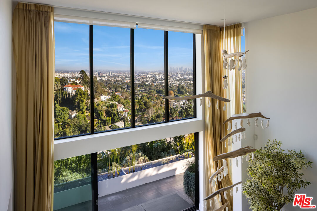 8080 Laurel View Dr, West Hollywood 