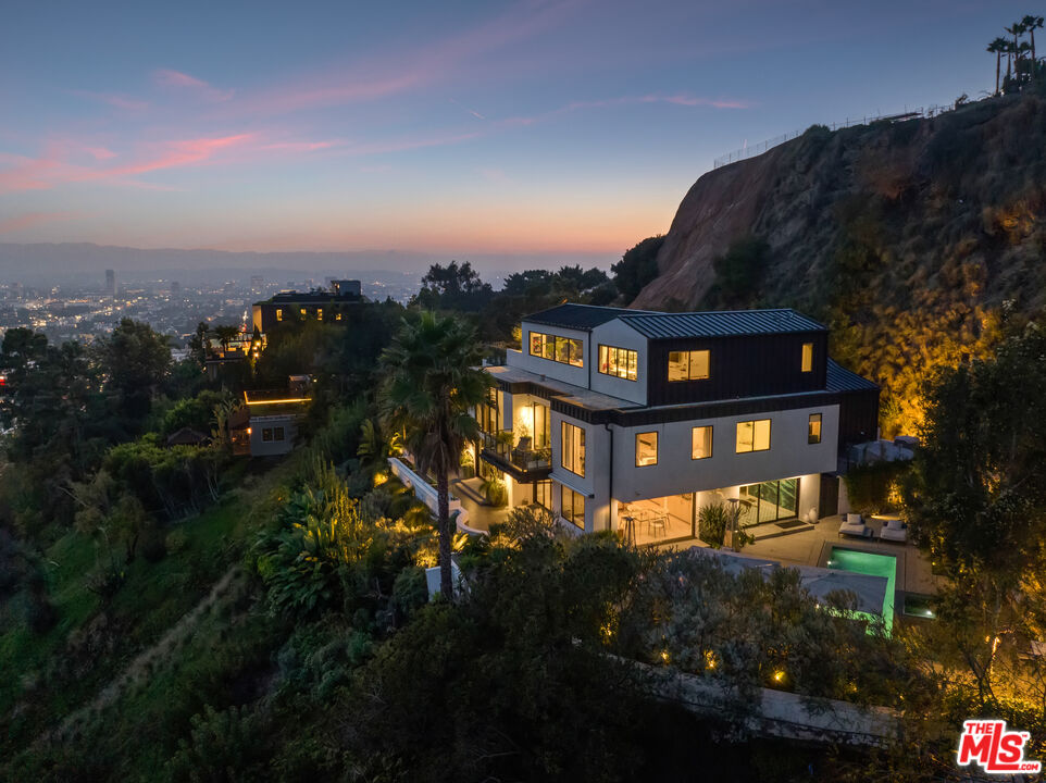 8080 Laurel View Dr, West Hollywood 