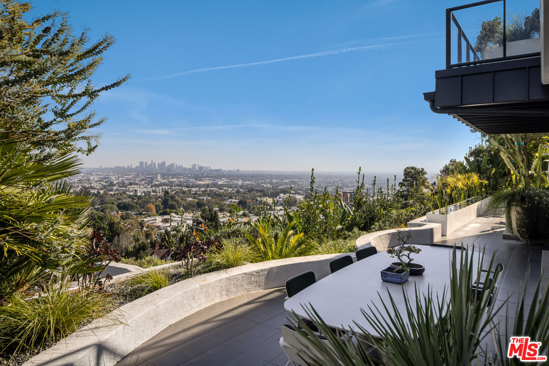 8080 Laurel View Dr, West Hollywood 