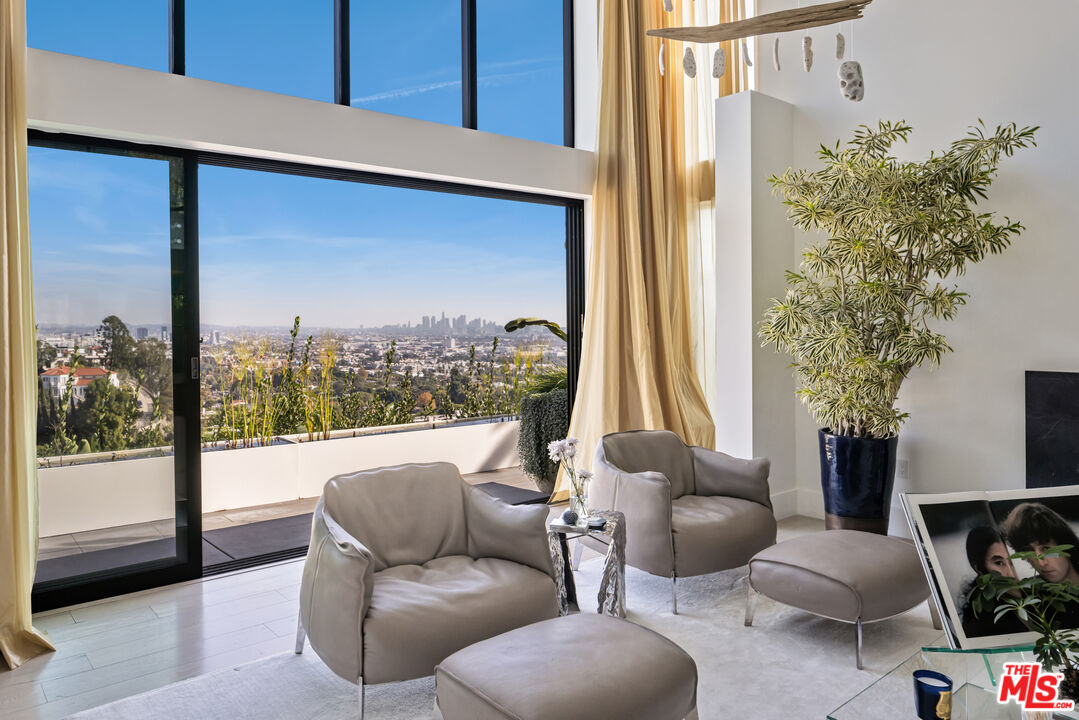 8080 Laurel View Dr, West Hollywood 