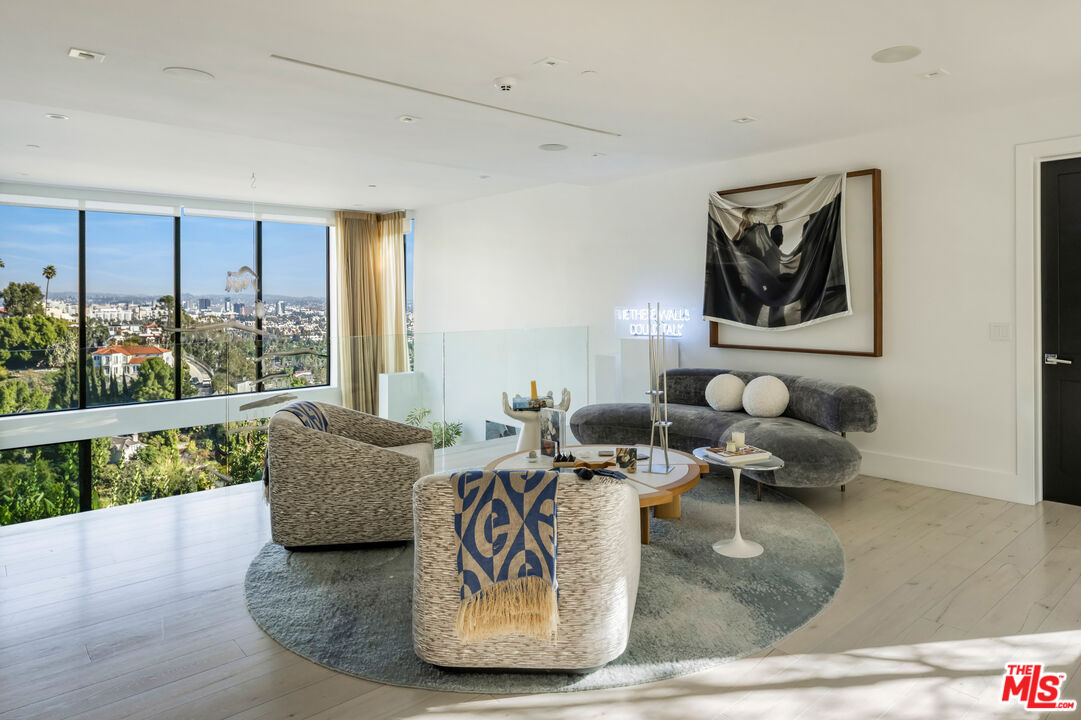 8080 Laurel View Dr, West Hollywood 