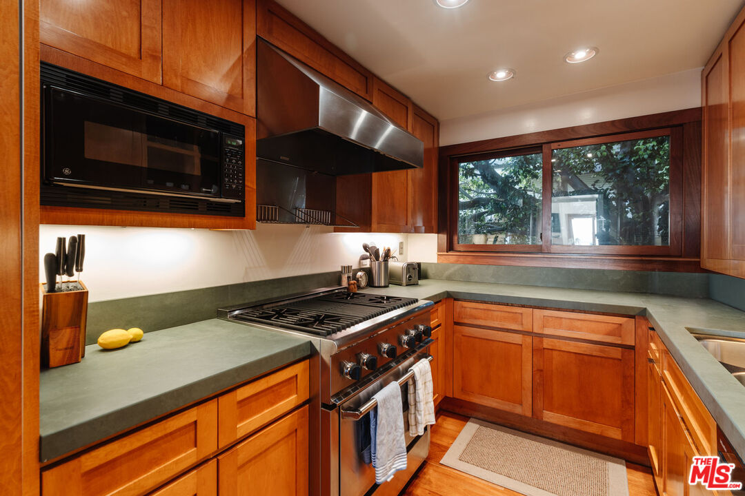 1366 Palisades Beach Rd, Santa Monica 