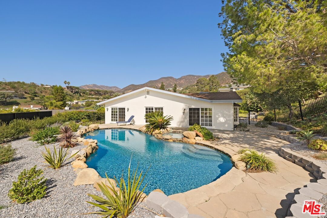 250 Surfview Dr