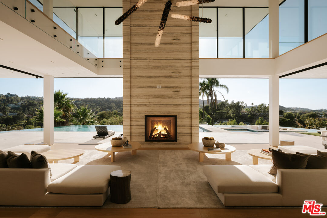 16187 Royal Oak Rd, Encino