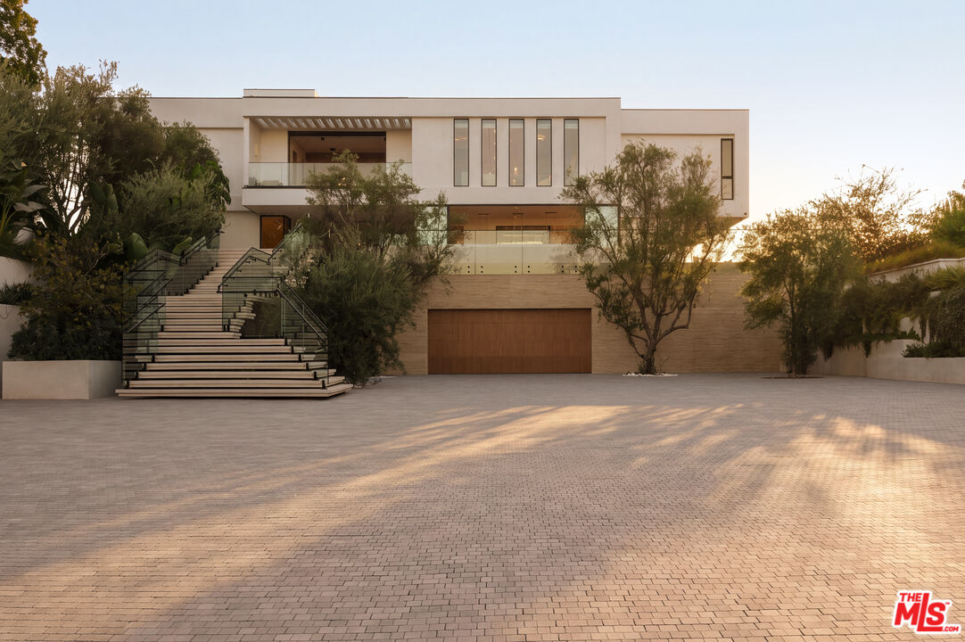 16187 Royal Oak Rd, Encino