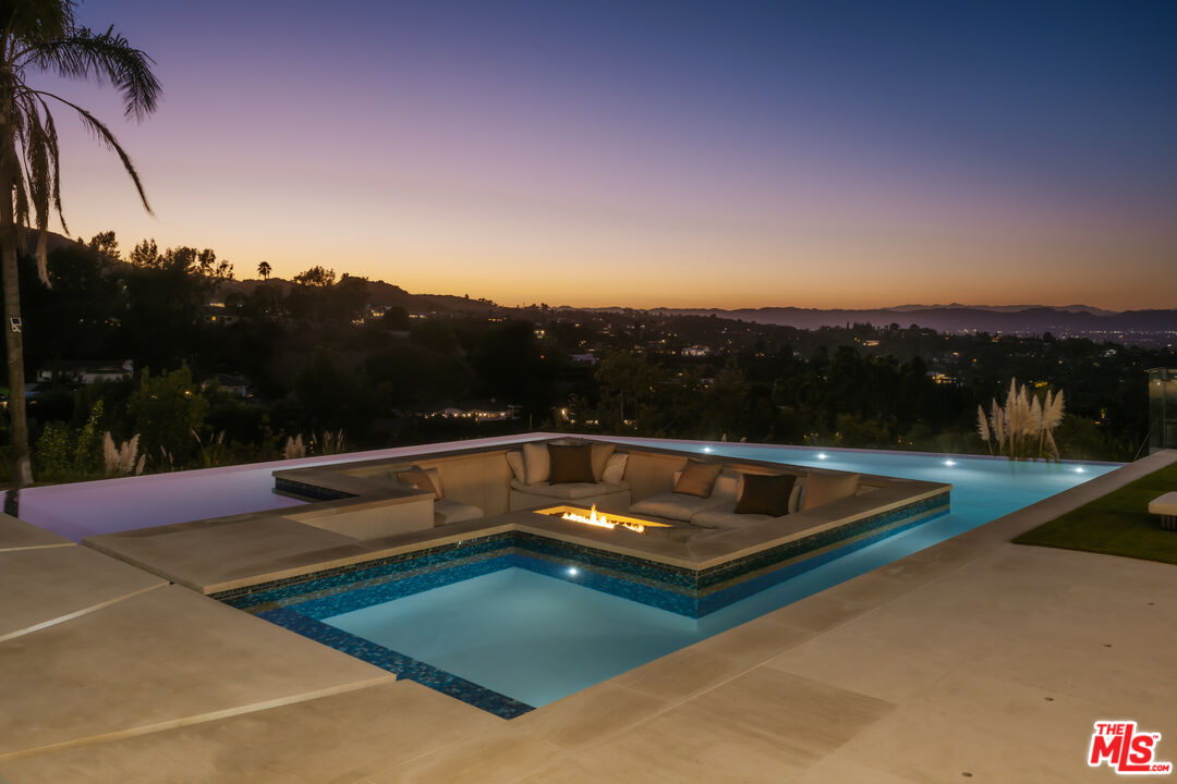 16187 Royal Oak Rd, Encino