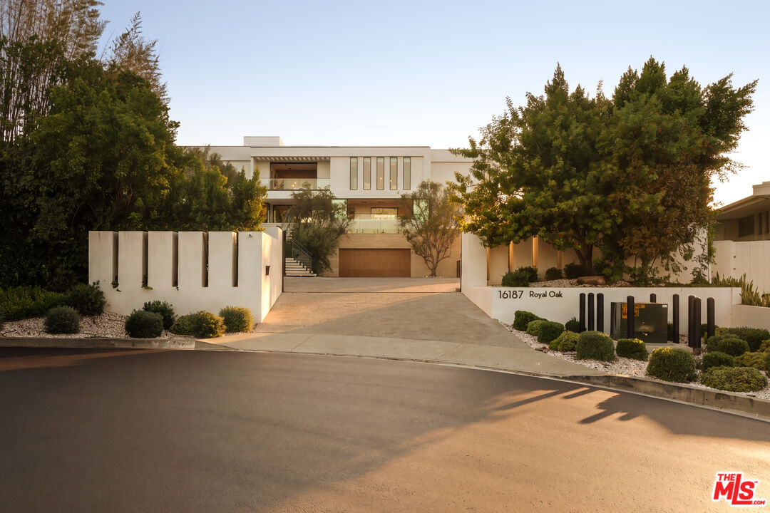 16187 Royal Oak Rd, Encino