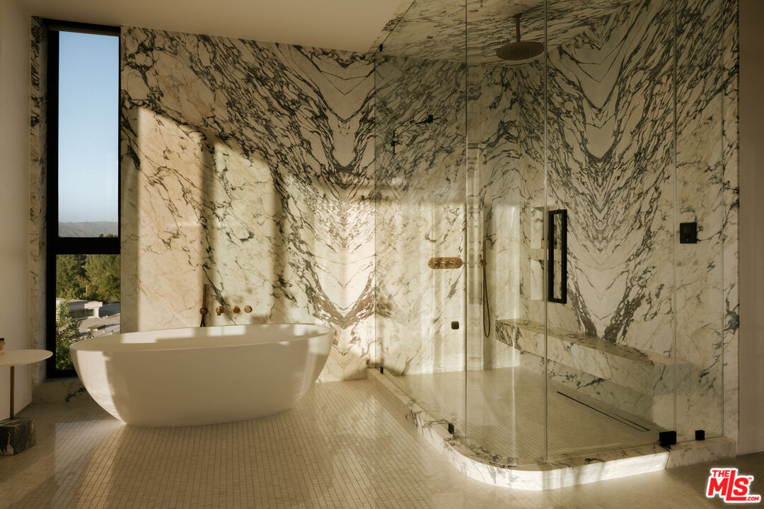 16187 Royal Oak Rd, Encino