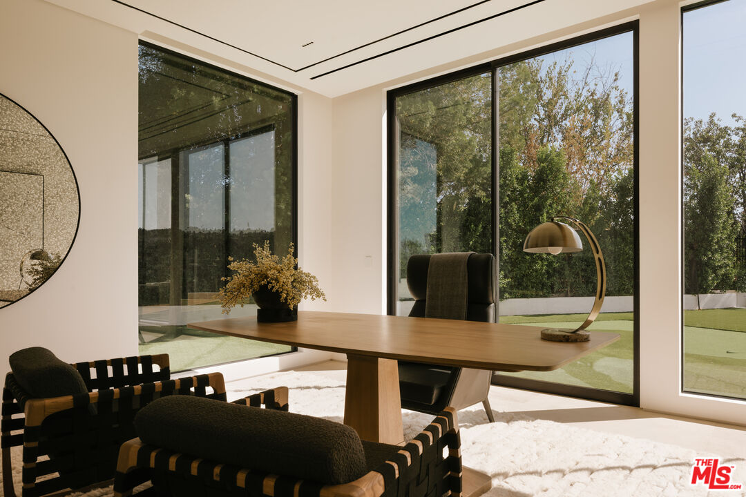 16187 Royal Oak Rd, Encino