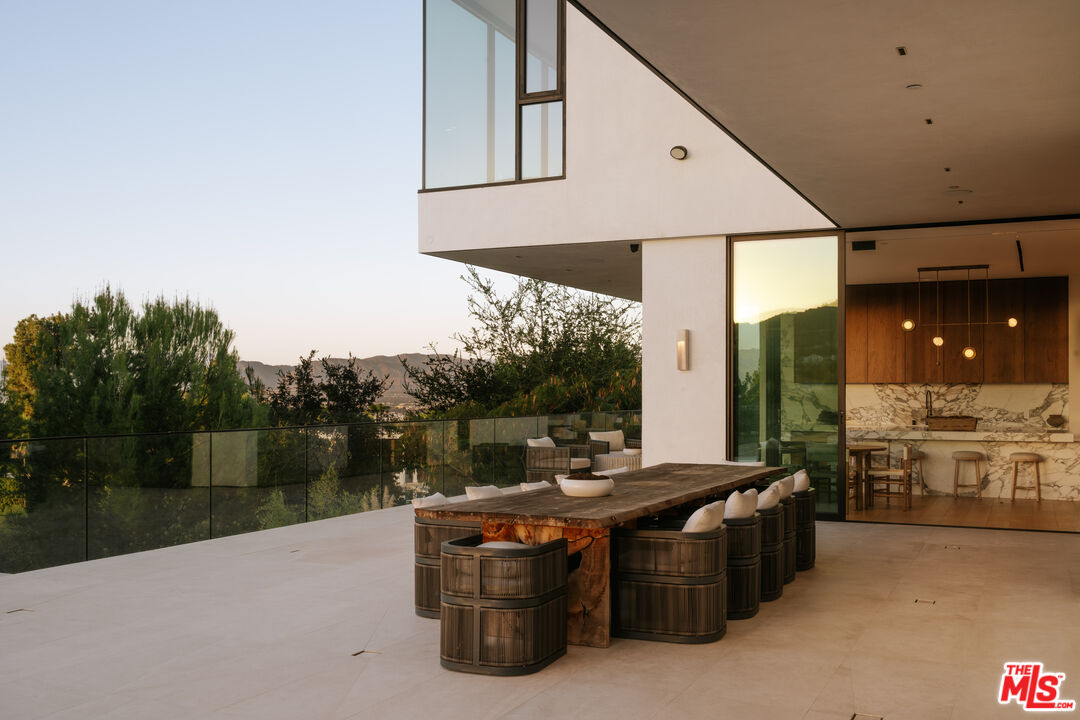 16187 Royal Oak Rd, Encino