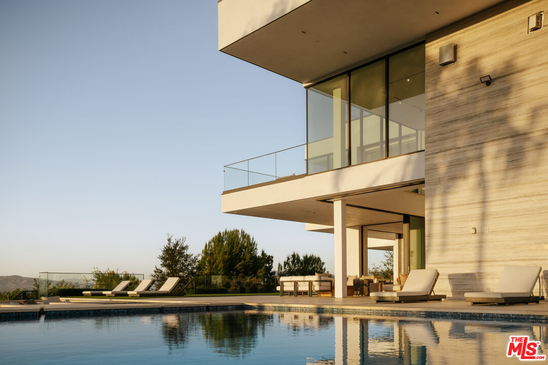 16187 Royal Oak Rd, Encino