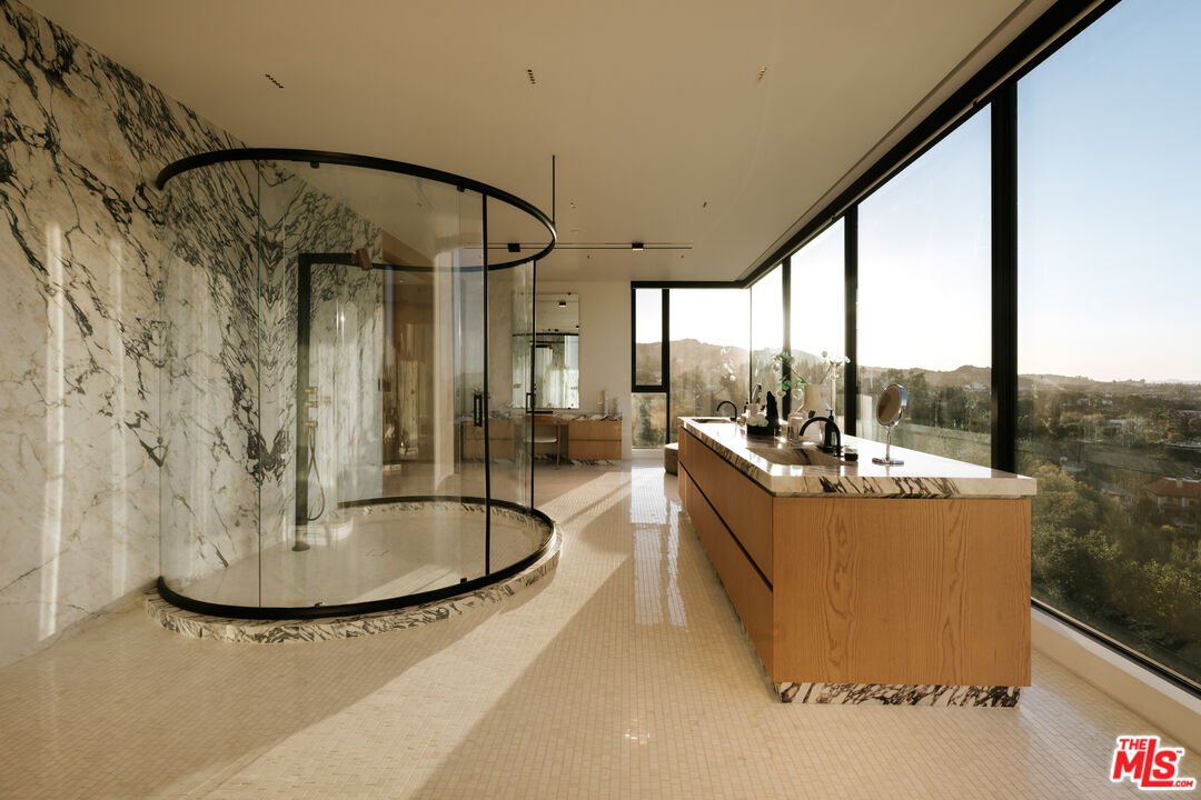 16187 Royal Oak Rd, Encino
