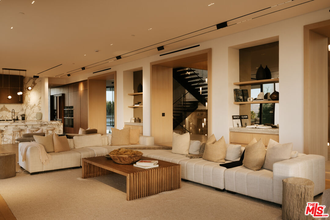 16187 Royal Oak Rd, Encino