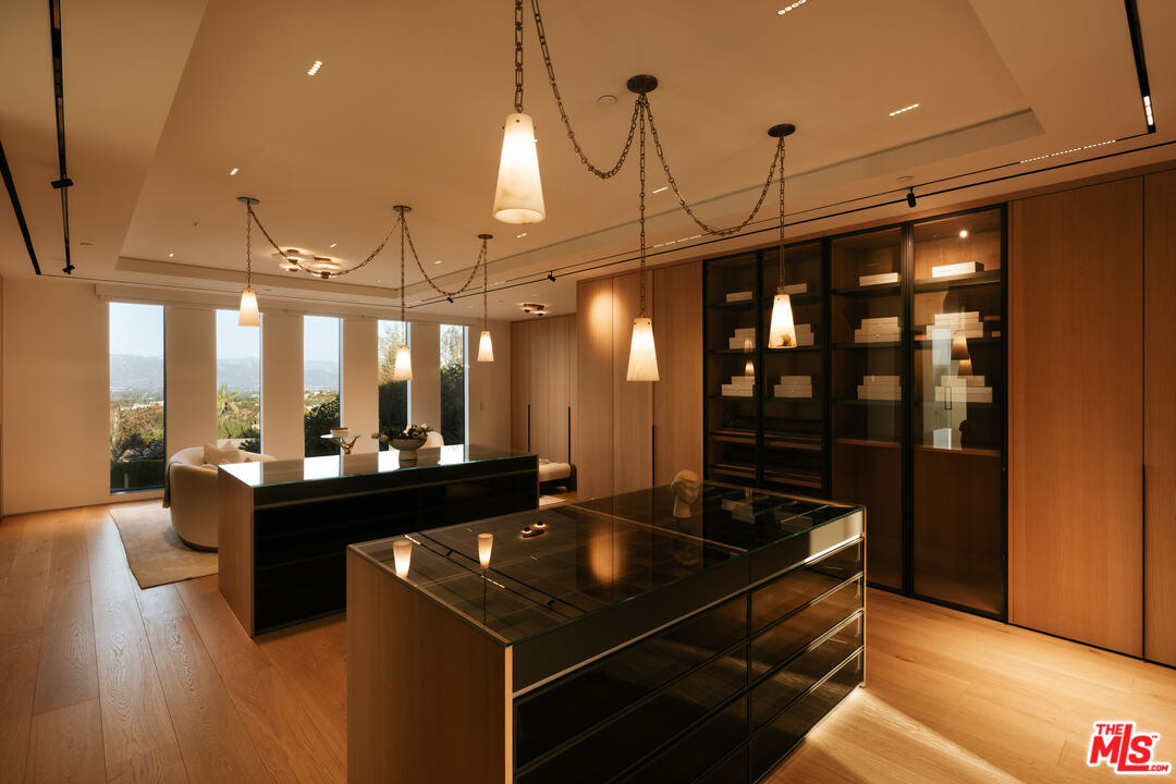16187 Royal Oak Rd, Encino