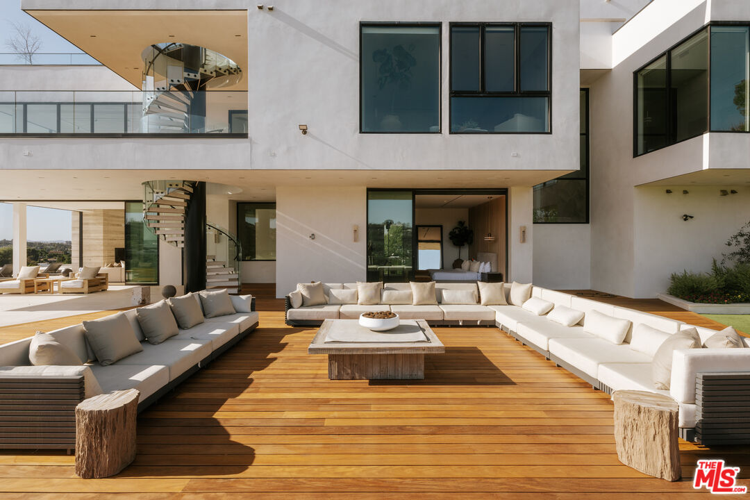 16187 Royal Oak Rd, Encino