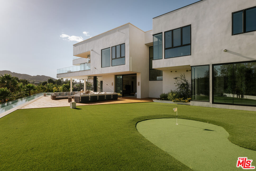 16187 Royal Oak Rd, Encino