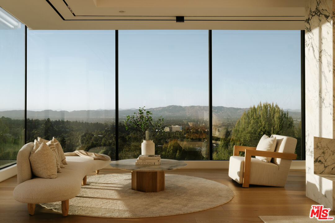 16187 Royal Oak Rd, Encino
