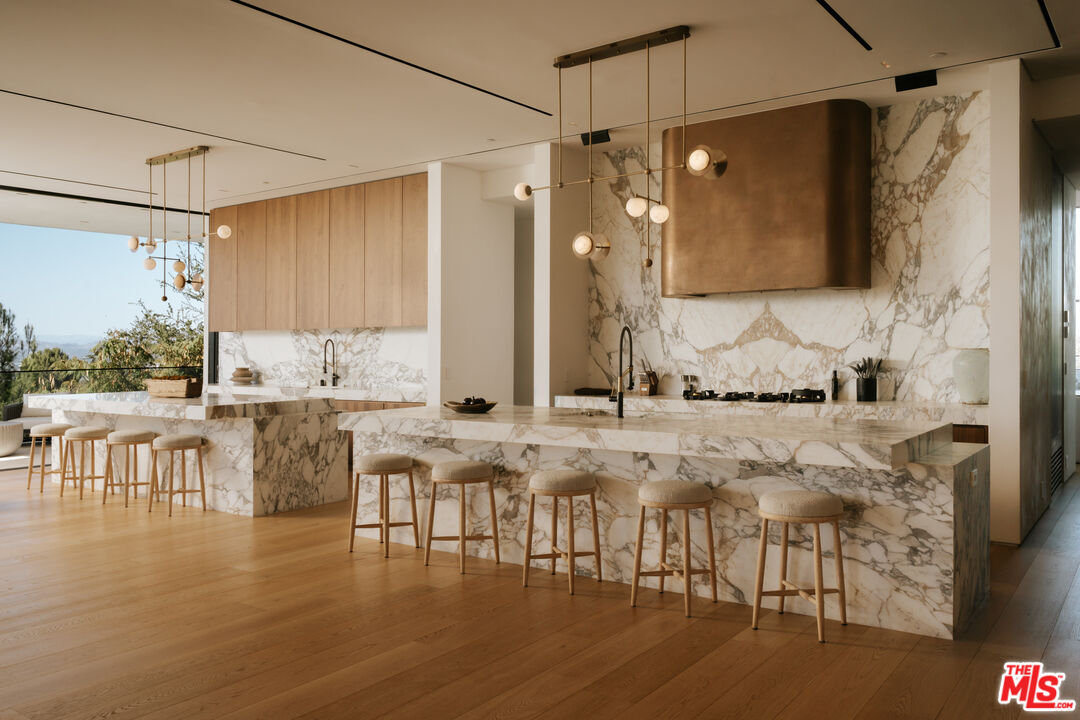 16187 Royal Oak Rd, Encino