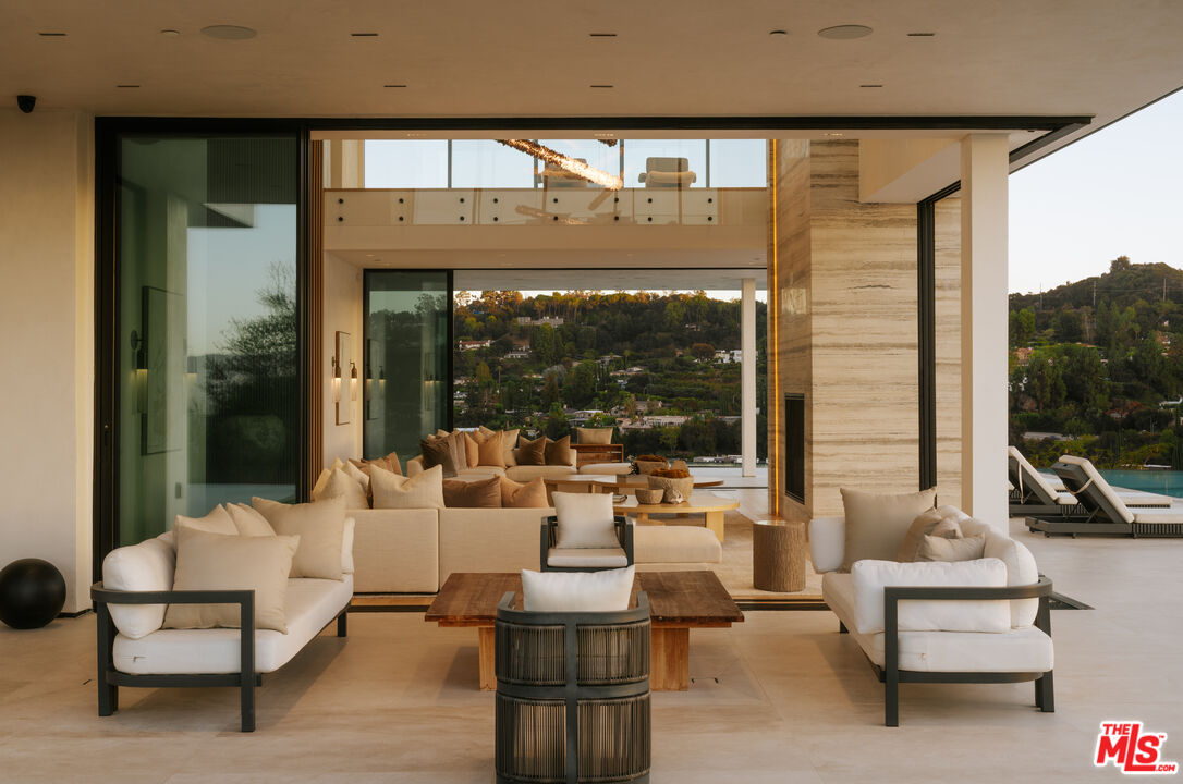 16187 Royal Oak Rd, Encino