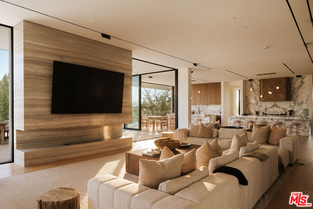 16187 Royal Oak Rd, Encino