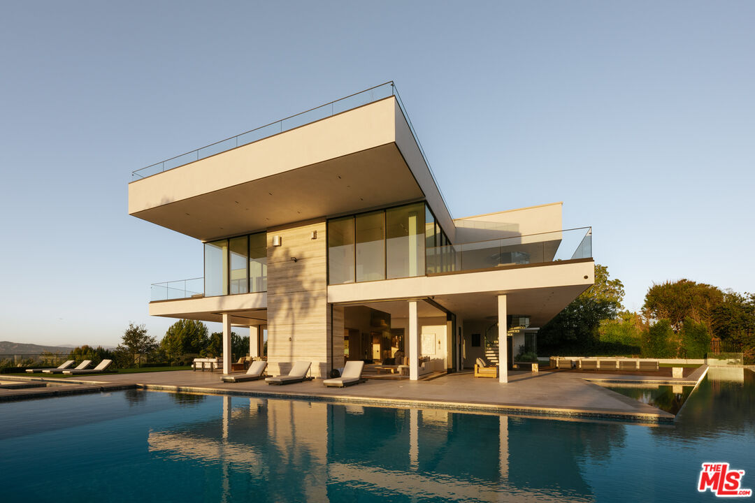 16187 Royal Oak Rd, Encino