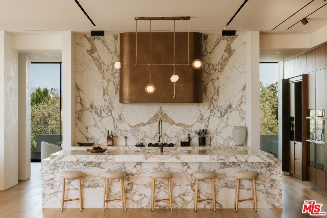 16187 Royal Oak Rd, Encino