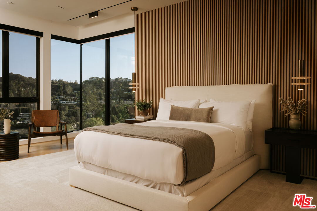 16187 Royal Oak Rd, Encino