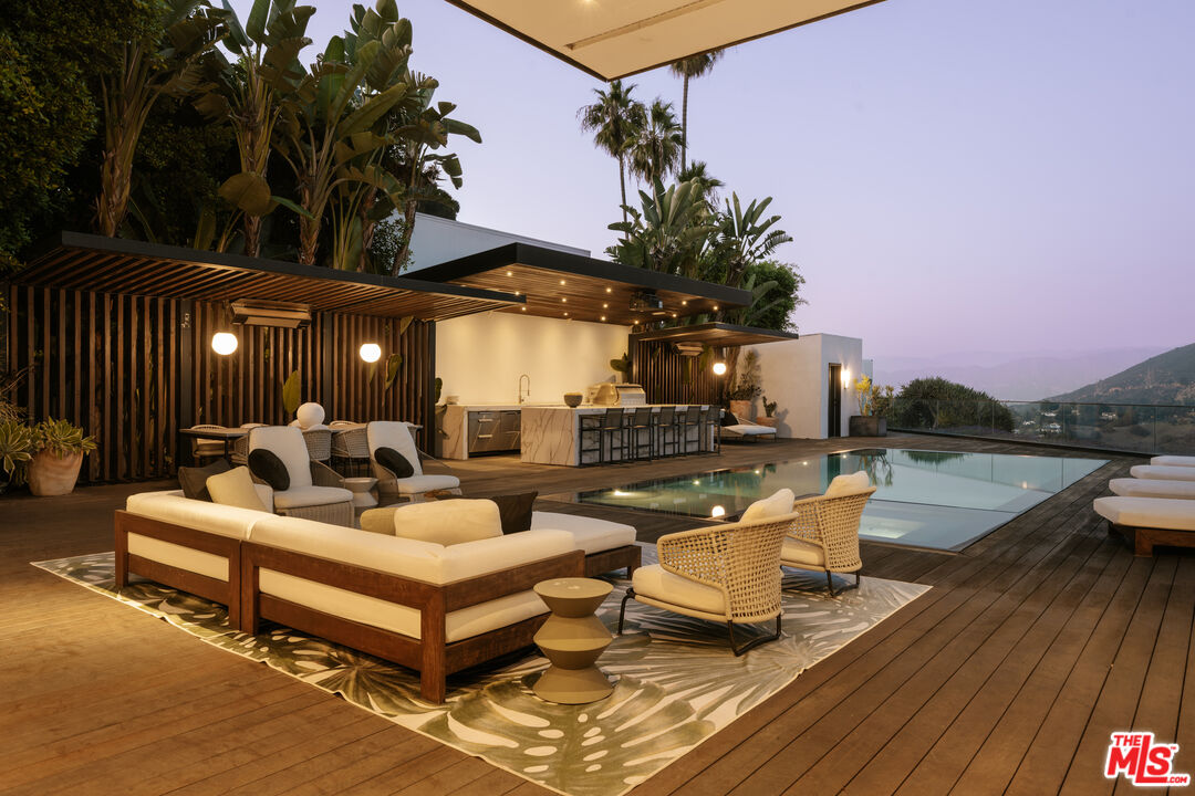 7107 Macapa Dr, Hollywood Hills 