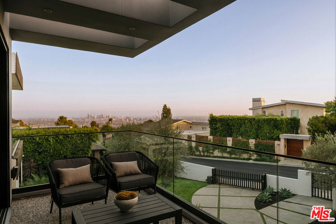 7107 Macapa Dr, Hollywood Hills 