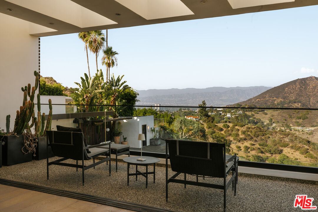 7107 Macapa Dr, Hollywood Hills 