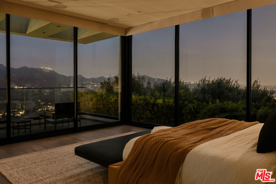 7107 Macapa Dr, Hollywood Hills 