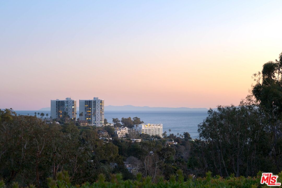 652 Chautauqua Blvd