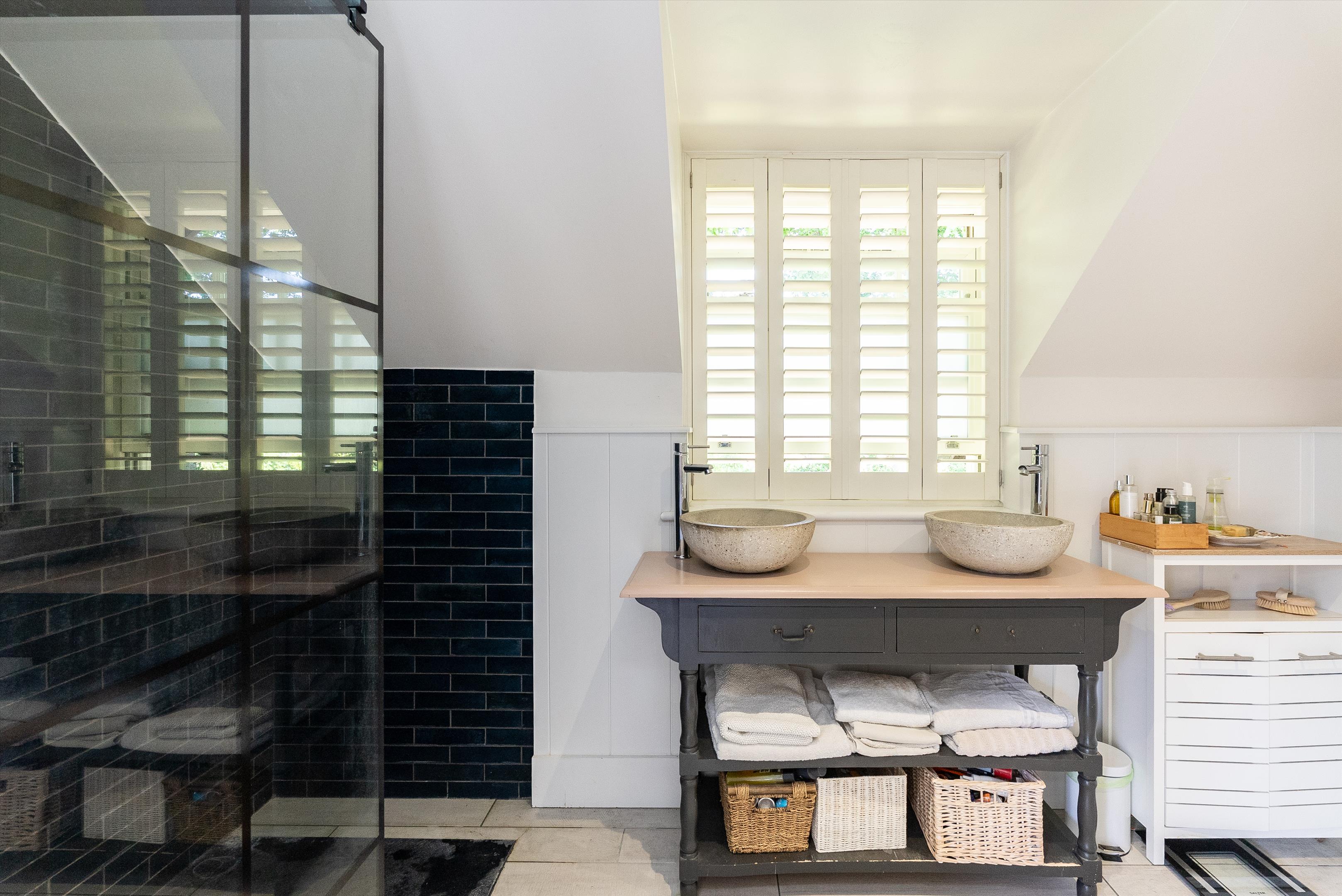 Heath View, East Horsley, Leatherhead, Surrey KT24