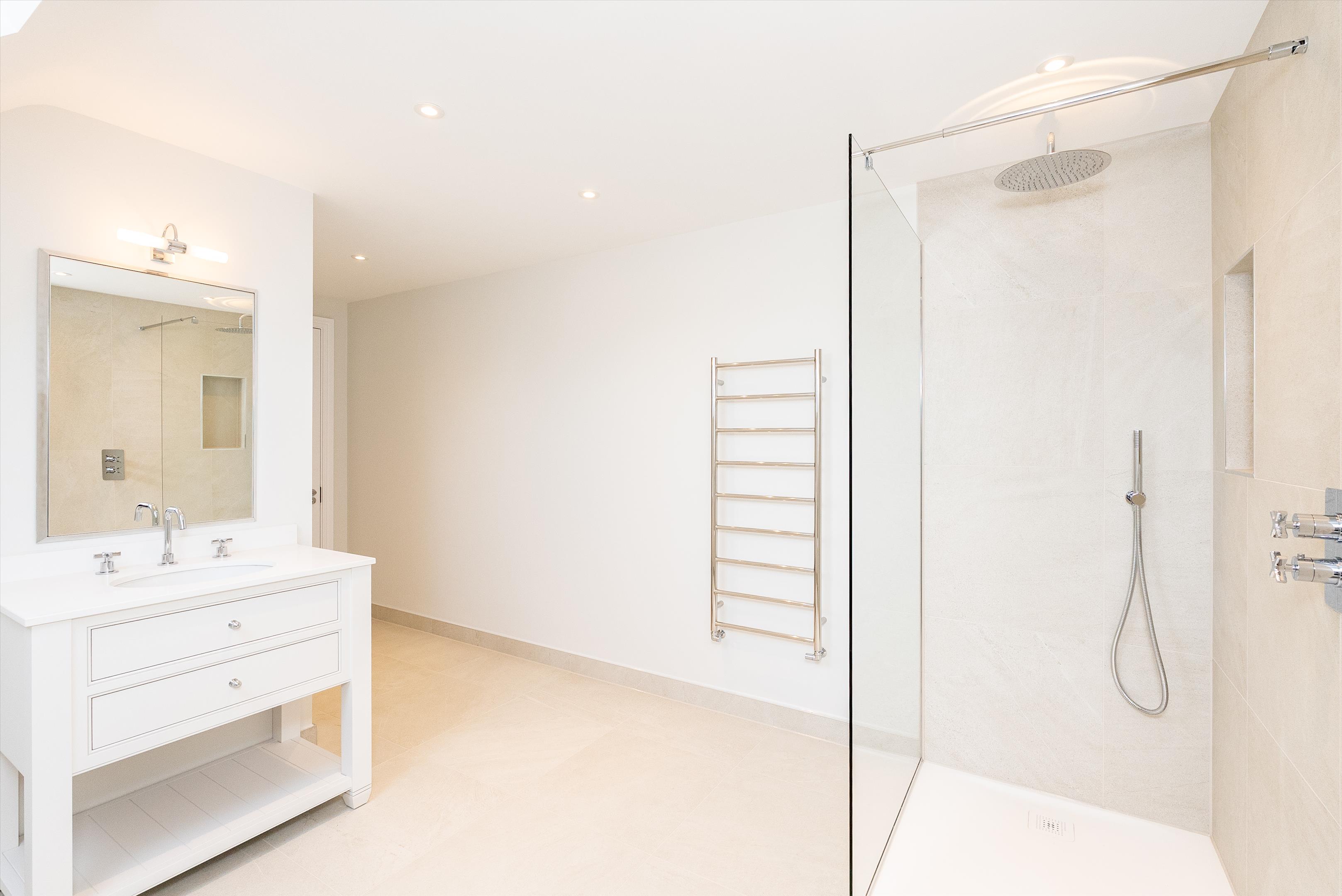 Heath Ridge Green, Cobham, Surrey KT11