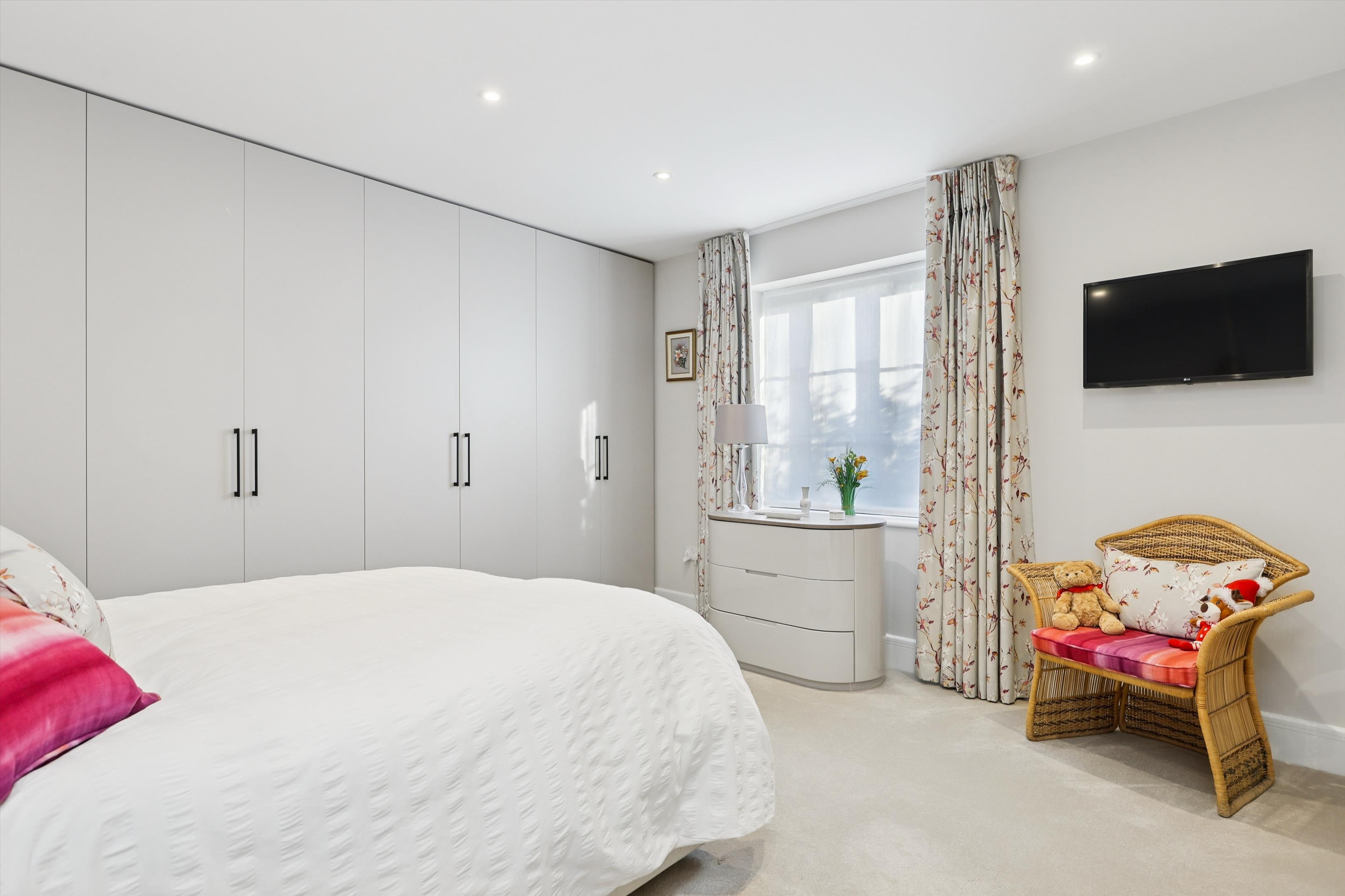 Mizen Way, Cobham, Surrey, KT11