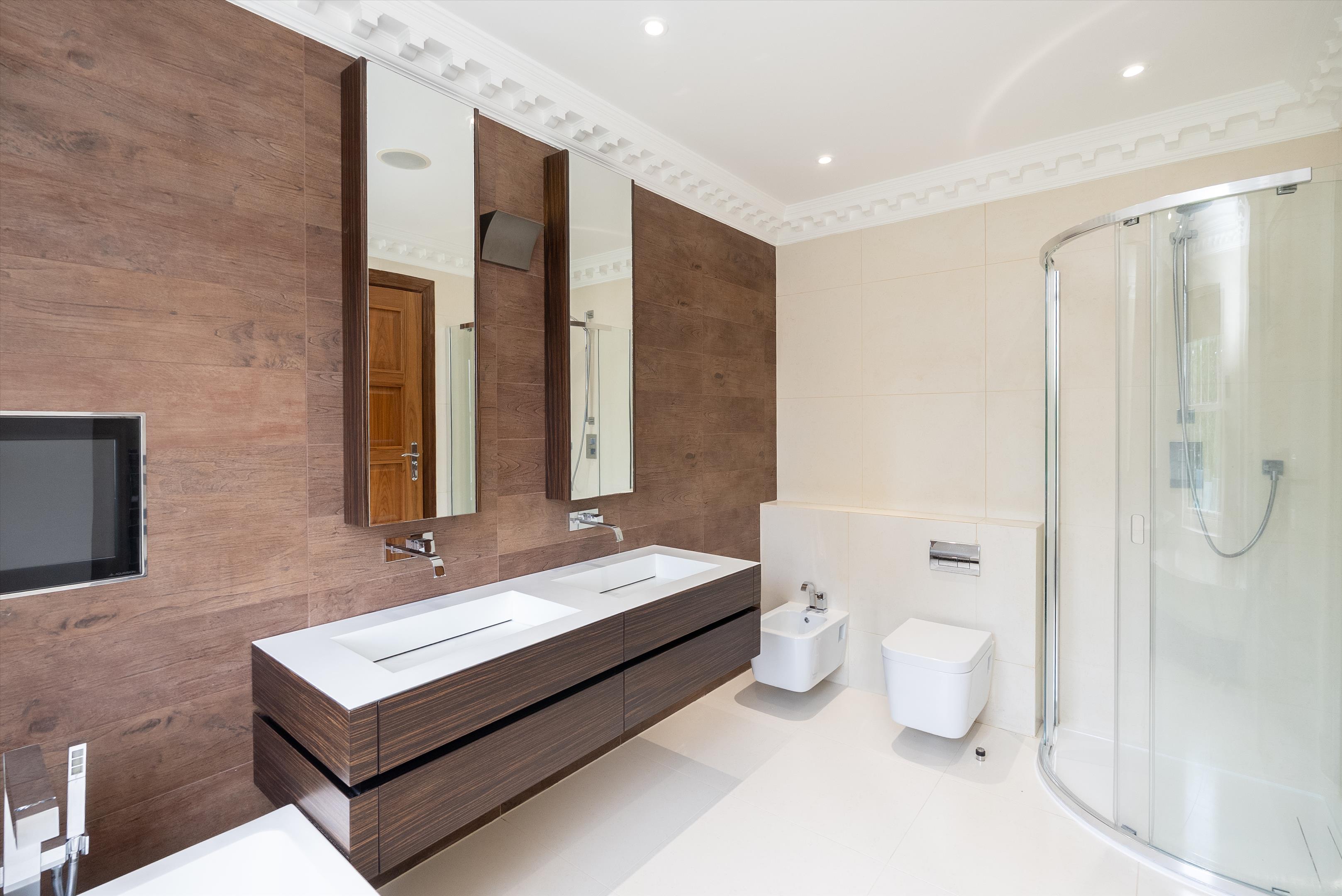 Leys Road, Oxshott, Leatherhead, Surrey, KT22