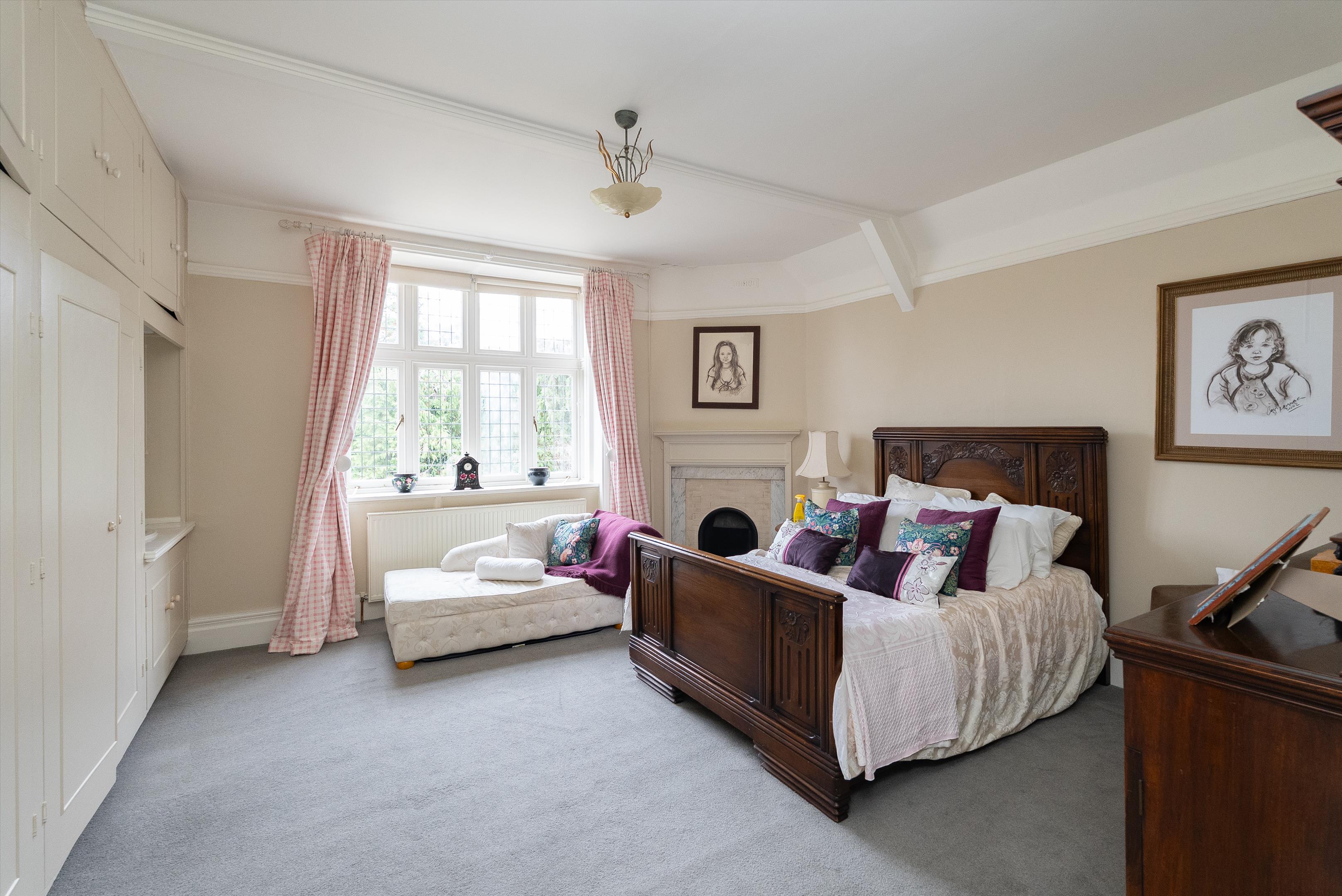 Portsmouth Road, Cobham, Surrey, KT11