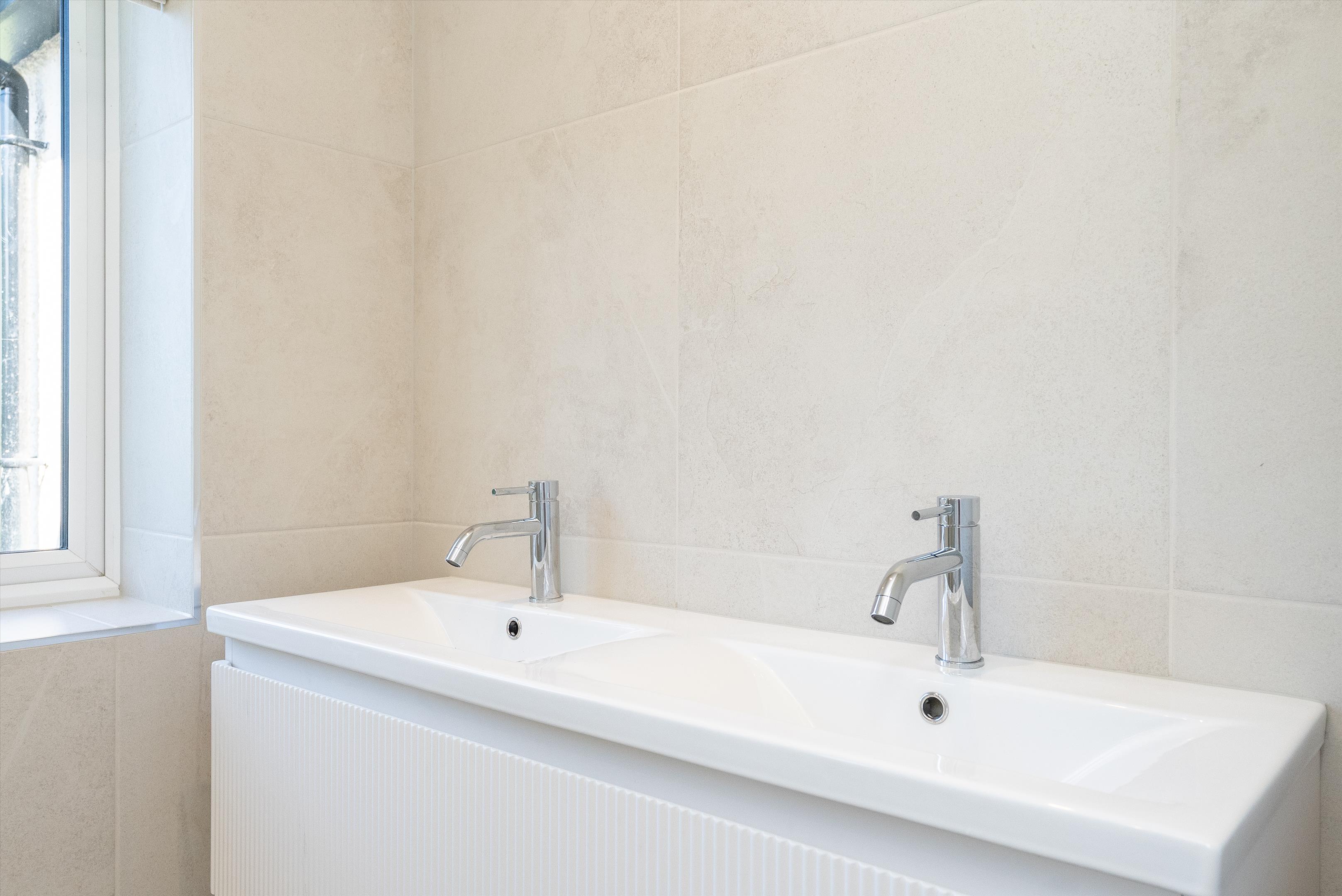 Chalk Lane, East Horsley, Leatherhead, Surrey KT24