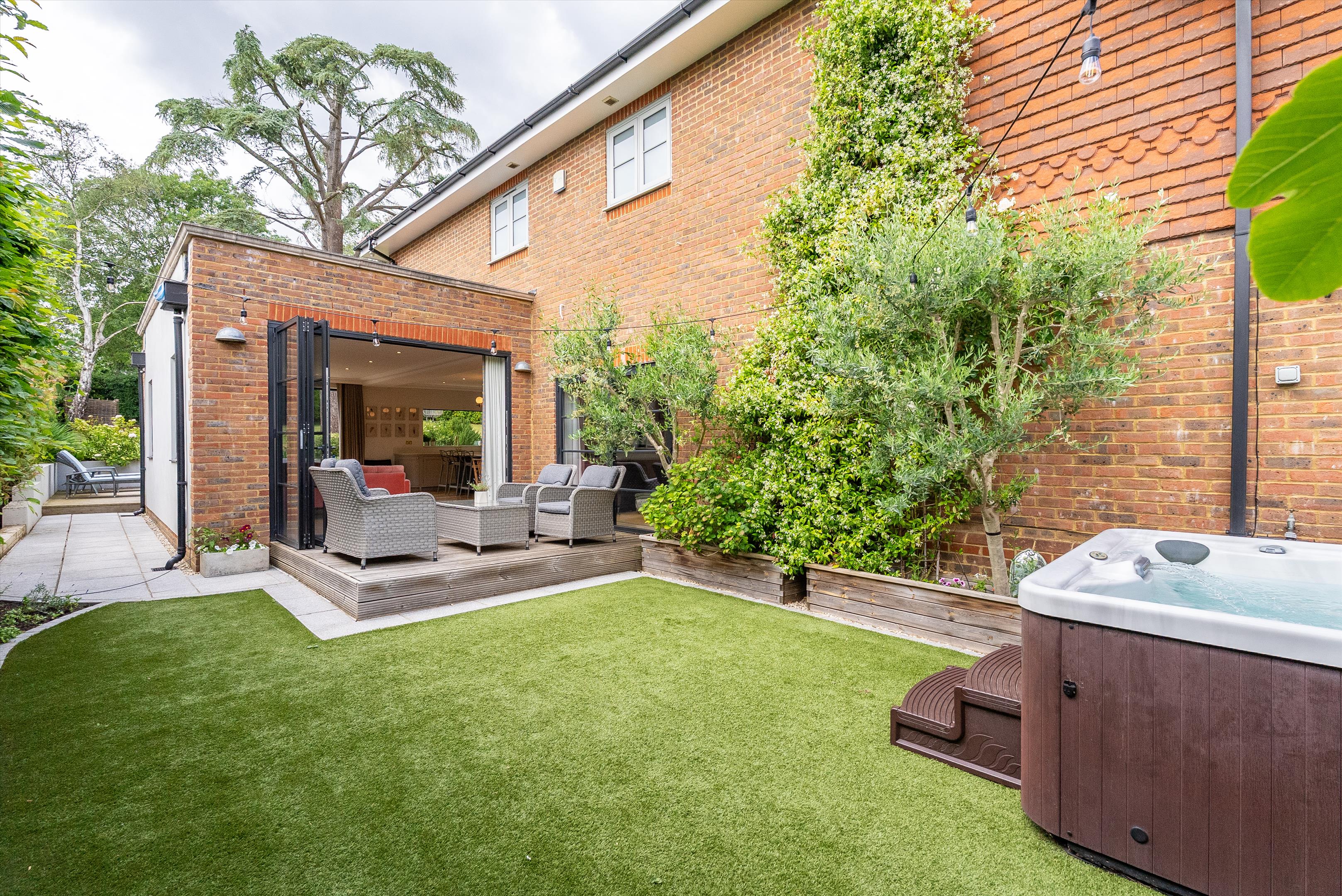 Leatherhead Road, Oxshott, Leatherhead, Surrey KT22