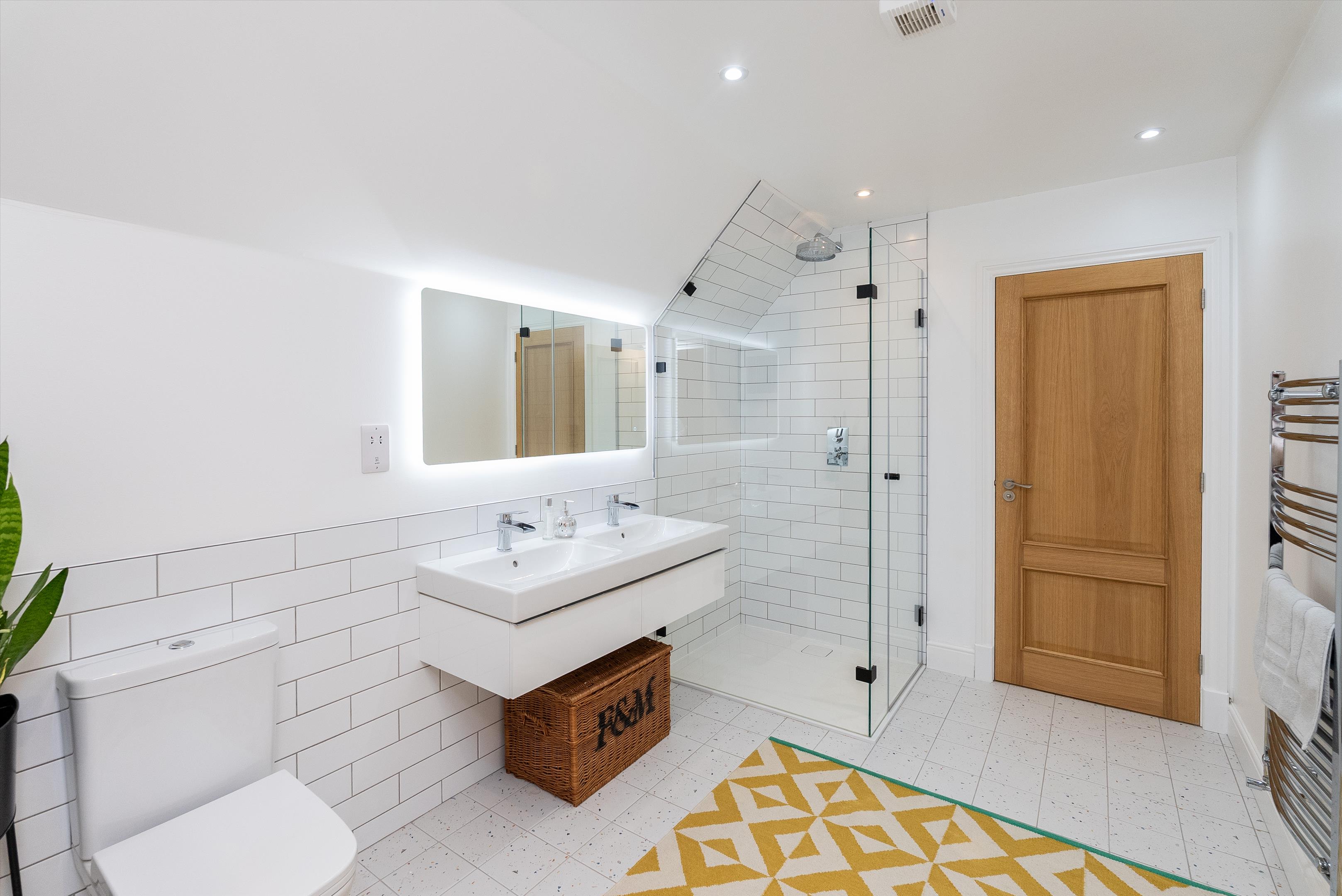 Leatherhead Road, Oxshott, Leatherhead, Surrey KT22