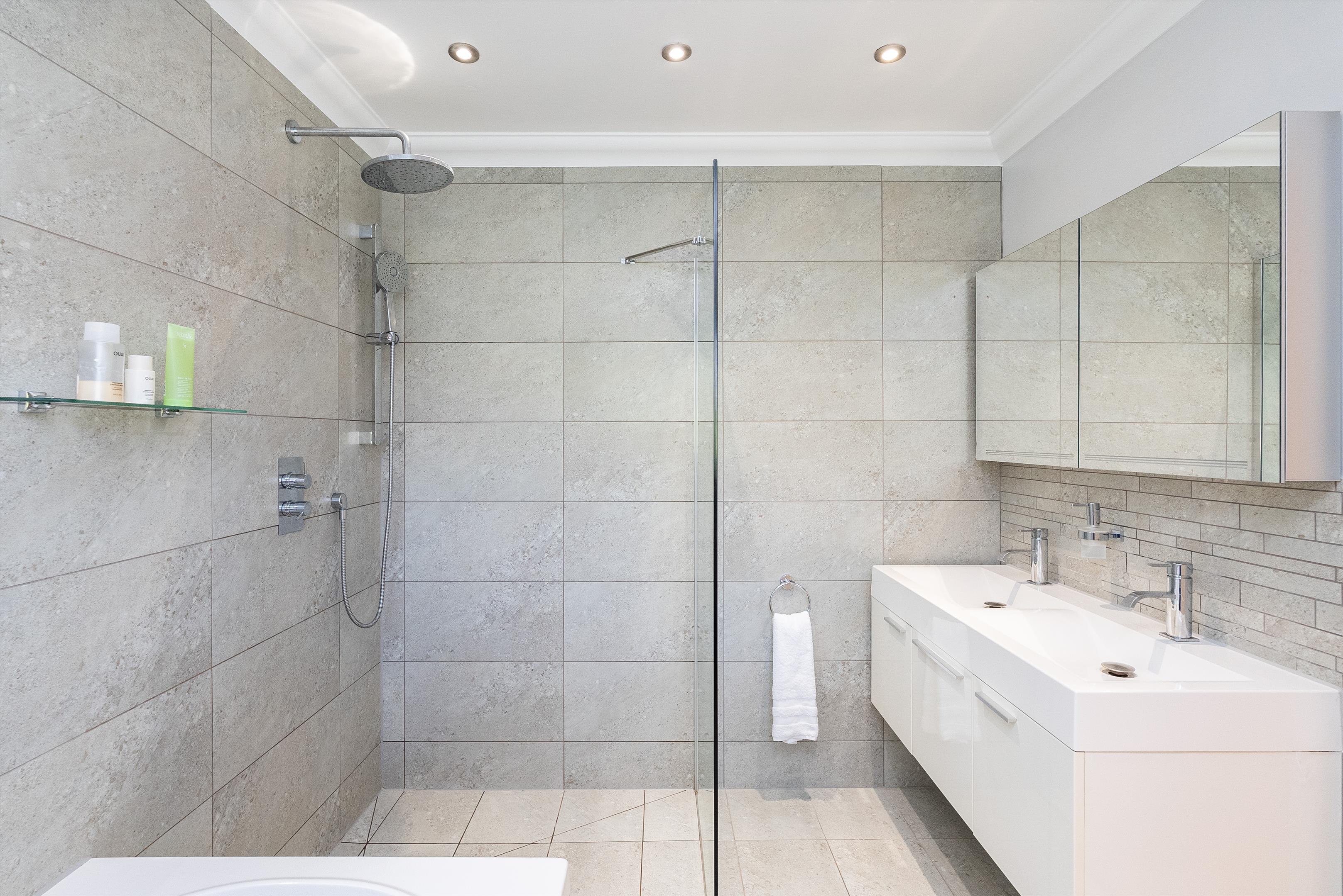 Heath Ridge Green, Cobham, Surrey KT11
