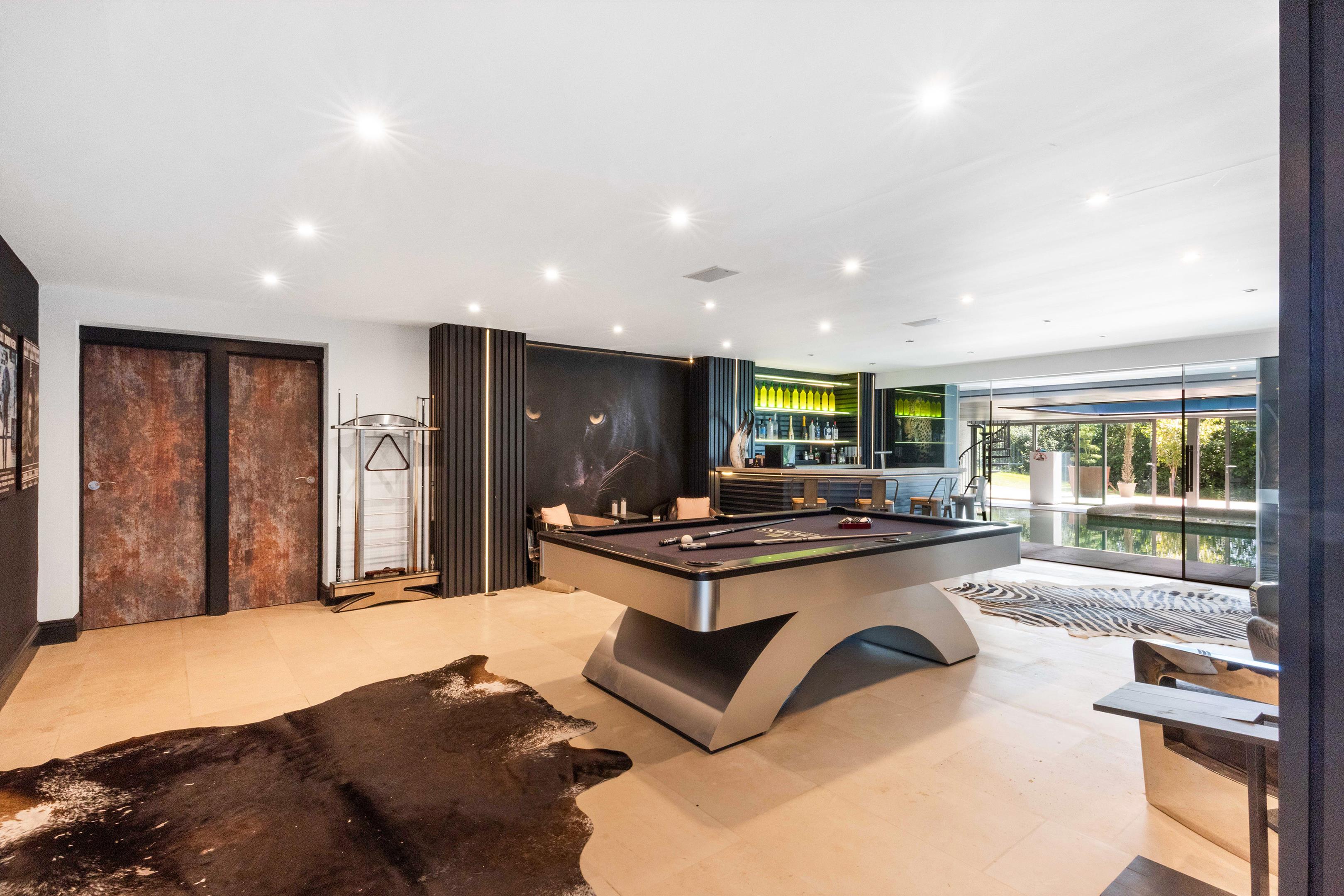 Cleeve Hill Road, Cheltenham, Gloucestershire GL52