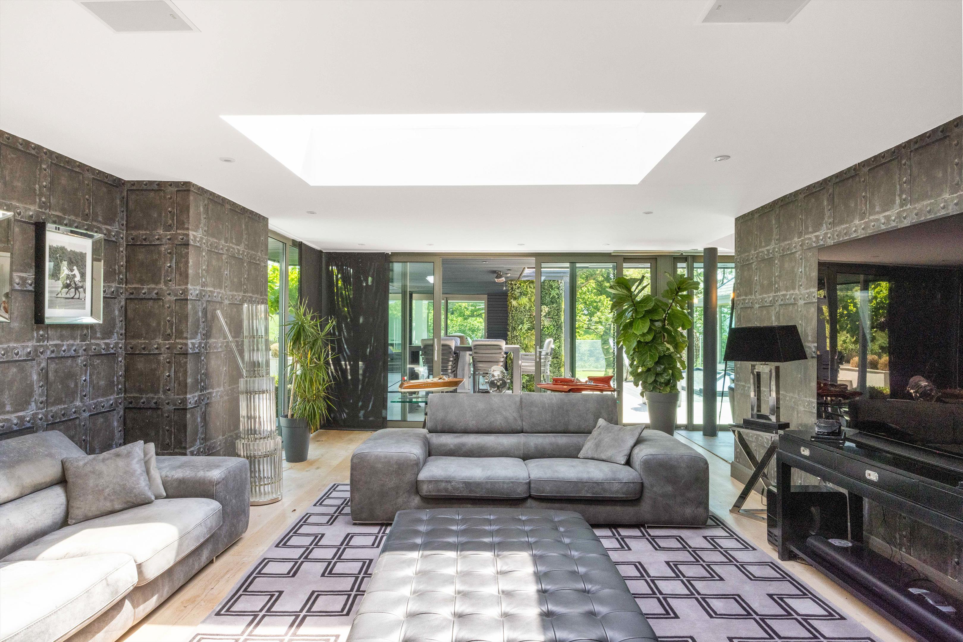Cleeve Hill Road, Cheltenham, Gloucestershire GL52
